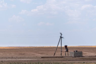 Stepte bir sütunun yanındaki trafo istasyonu. Kırsal elektrik hatları. Hat bağlı elektrik jeneratörleri.
