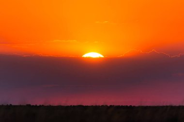 Kırmızı günbatımı fırtınalı bulutlar. Doğal arka plan manzarası.