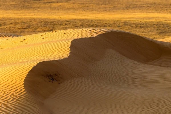 砂漠の巨大な砂丘 砂のバークハンや砂丘の美しい構造 砂の表面に風による波 — ストック写真
