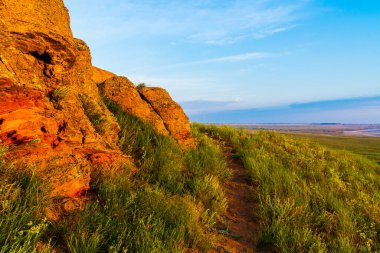 Dağlık bir yamacın yakınındaki toprak yol..