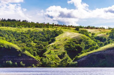 Don nehrinin panoramik manzarası ve tepeler, yamaçlar, bozkır kıyıları, dere, nehir kıyıları.