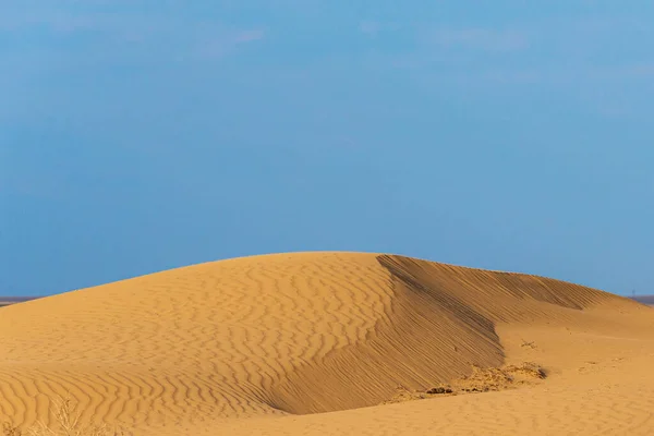 Grote Duinen Van Woestijn Prachtige Structuren Van Zandbarkhan Zand Duin — Stockfoto