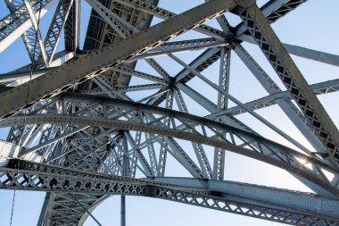 Modern köprü çerçevesinin soyut parçası yakın plan.