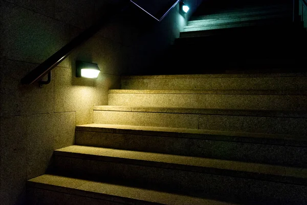 大楼里灯光明亮的楼梯1 暂缺背景 — 图库照片