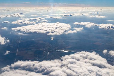 Bulutların üstündeki gökyüzü. Uçaktan görüntüle
