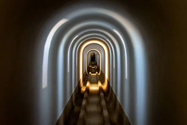 Ark Tüneli Içinde Çeşitli Renkte Işık Var Gizemli Delik — Stok fotoğraf