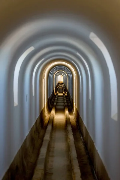 アークトンネル 内部の様々な色の光 謎の穴 — ストック写真