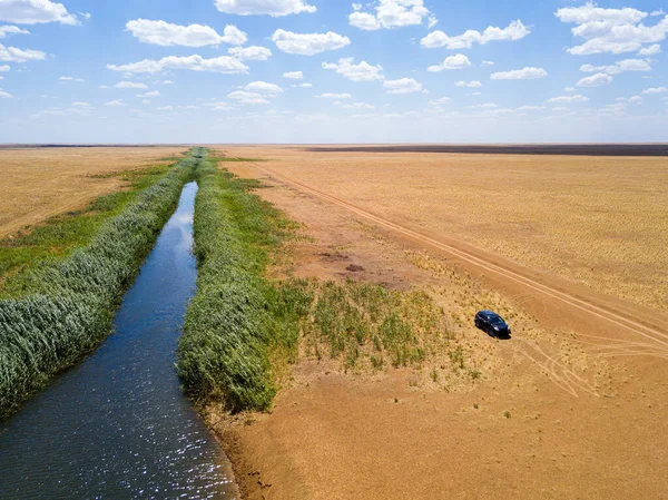 Öntözés Canal Sivatagban Vagy Sztyeppén — Stock Fotó
