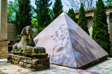 Rusya, Kabardinka, 1 Mayıs 2019: Eski Park 'taki Mısır piramidinin küçük bir kopyası.