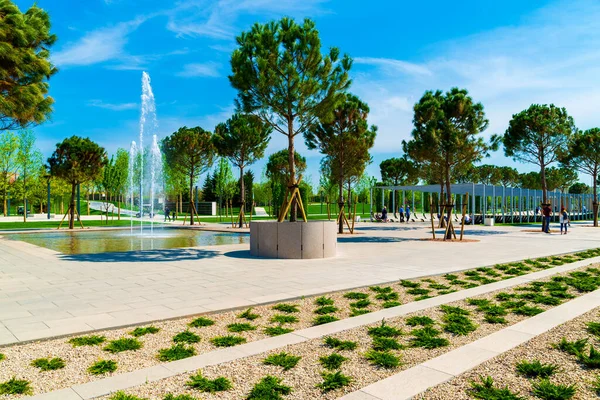 Parco Con Una Fontana Moderna Città Una Giornata Estiva — Foto Stock