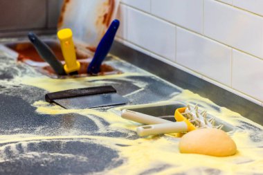 Pizzacı, parkeci, hamurcu, roto-çatal veya kısaca docker, ya küçük, çivili bir raptiyeye ya da küçük bir döner dümene benzeyen bir yemek hazırlama gereçleridir..