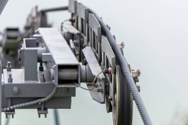 Kablolu araba dişlileri. Kayak asansörünün makaraları.