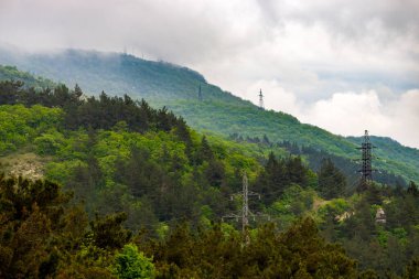 Güzel doğal park yüksek gerilim hatları ve sütunları.