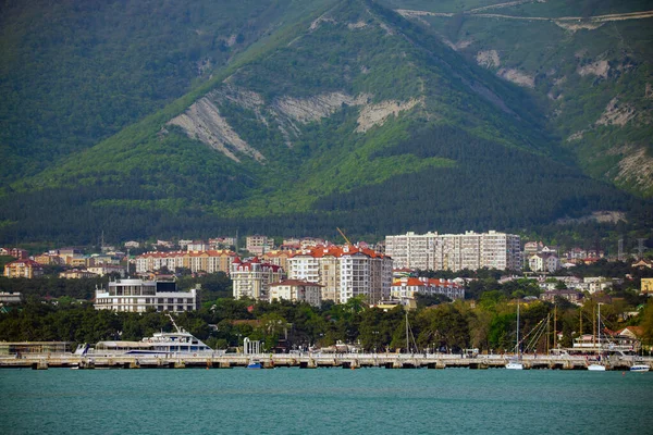 Удивительный Вид Небольшой Городок Морском Побережье Подножия Гор — стоковое фото