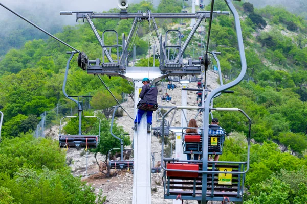 Rússia Gelendzhik Maio 2019 Trabalhador Realiza Manutenção Rack Teleférico Com — Fotografia de Stock