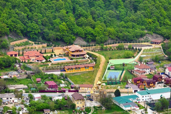 Havadan Manzara Dağ Vadisindeki Küçük Kasaba Manzarası — Stok fotoğraf