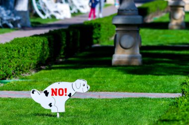 Köpeklerin bahçeye girip gübre dökmesini yasaklayan işaretler..
