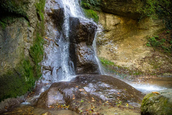 Langzeitbelichtung Wasserfall Über Braune Und Grüne Felsen — Stockfoto