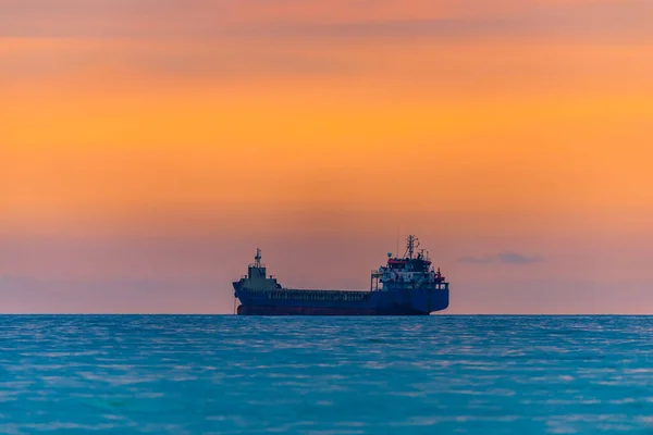 Vrachtschip Varen Weg Bij Kleurrijke Zonsondergang — Stockfoto