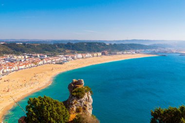 Nazilerin en yüksek noktasından sahili, denizi ve Nazare köyünü görebiliriz..