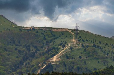 Güzel doğal park yüksek gerilim hatları ve sütunları.