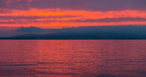 Deniz Burnu Güneş Bulutlarda Batarken Denizin Üzerinde — Stok fotoğraf