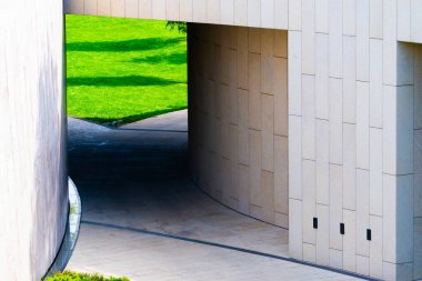 Şehirde minimum modern geometrik mimari şekli.