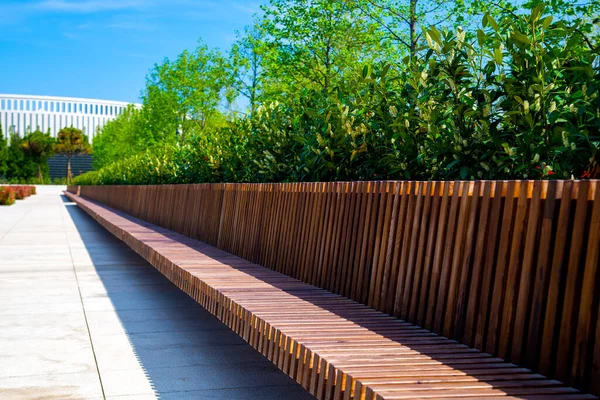 Moderne Gebogene Geformte Braune Holzbank Für Den Außenbereich Grünzone Park — Stockfoto