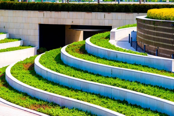 Abgerundete Diagonale Terrassen Hang Einem Modernen Stadtpark — Stockfoto