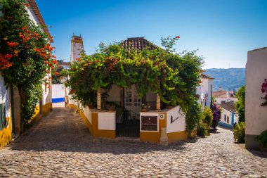 Portekiz, Obidos, Ekim 05, 2018: Duvarlarla çevrili tarihi Obidos kasabası. Obidos Ortaçağ 'ın güzel sokakları. İki dar caddeyi birbirine bağlıyor.