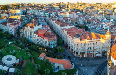 Portekiz, Porto Şehri 'nin hava manzarası. Geleneksel turuncu çatı fayanslarına sahip Avrupa 'nın en eski merkezlerinden biri. Tarihi çekirdeği UNESCO tarafından Dünya Mirası ilan edildi..