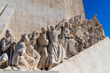 Keşifler Anıtı ya da Padrao dos Descobrimentos 15. ve 16. yüzyıllarda Portekiz Keşif Çağı 'nı kutluyor. Anıt Lizbon, Portekiz 'deki Tagus Nehri' ne bakıyor..