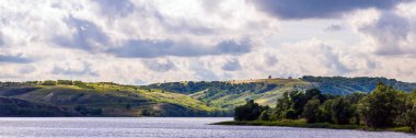 Don nehrinin panoramik manzarası ve tepeler, yamaçlar, bozkır kıyıları, dere, nehir kıyıları.