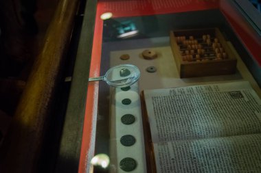 Portekiz, Porto, Ekim 06, 2018: Porto Müzesi 'ndeki antik madeni paralar için büyüteç veya mercek.