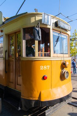 Portekiz, Porto, Ekim 06, 2018: Porto 'daki tarihi bir tramvayı kapatın.