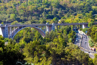 Portekiz, Lizbon, 09 Ekim 2018: Lizbon 'da panoramik manzara. Portekiz 'e git. Avrupa 'nın büyük kentindeki yollar ve köprüler.