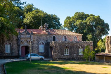Portekiz, Sintra, Ekim 04, 2018: Araba harika bir taş evin yanına park edilmiştir..