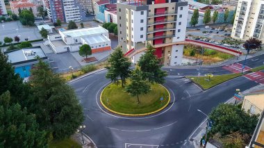 Dışarıda daireler çizen bir trafik adasının havadan görüntüsü..
