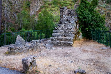 Terk edilmiş kuleye giden eski taş merdivenler.