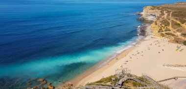Güzel manzara. Atlantik Okyanusu 'nun muhteşem manzarası. Gök mavisi berrak suyla harika manzara..