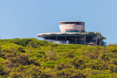 Lizbon Portekiz. 09 Ekim 2018: Tepenin zirvesinde terk edilmiş bina.