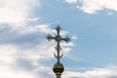 Ortodoks Hıristiyan kilisesinin kubbesinde altın bir haç..