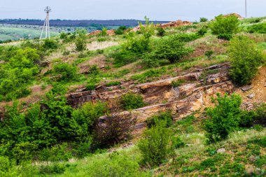 Tepelerin güzel yeşil yamaçları. Yaz mevsiminde doğa