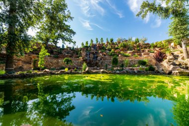 Botanik parkında çağlayan çeşmeli yapay göl ya da göl.
