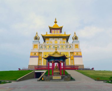 Budist tapınağı Buddha Shakyamuni 'nin altın tapınağı Elista, Kalmykia, Rusya.