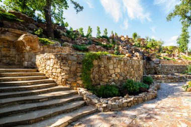 Bahçe düzenleme. Tepeden inen dekoratif taşlar..
