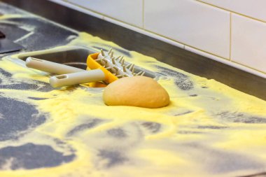 Pizzacı, parkeci, hamurcu, roto-çatal veya kısaca docker, ya küçük, çivili bir raptiyeye ya da küçük bir döner dümene benzeyen bir yemek hazırlama gereçleridir..