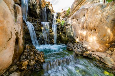 Peyzaj tasarımı. Bahçedeki yapay şelale.