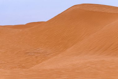 Çöldeki kum tepesinin kıvrımları.