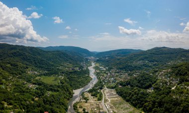 Kafkasya dağlarındaki nehir vadisinin havadan görünüşü.